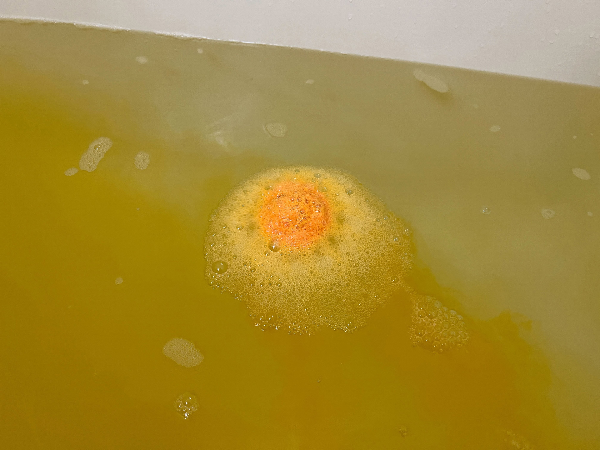 湯船に入れると浮かび、勢いよく溶け出していく
