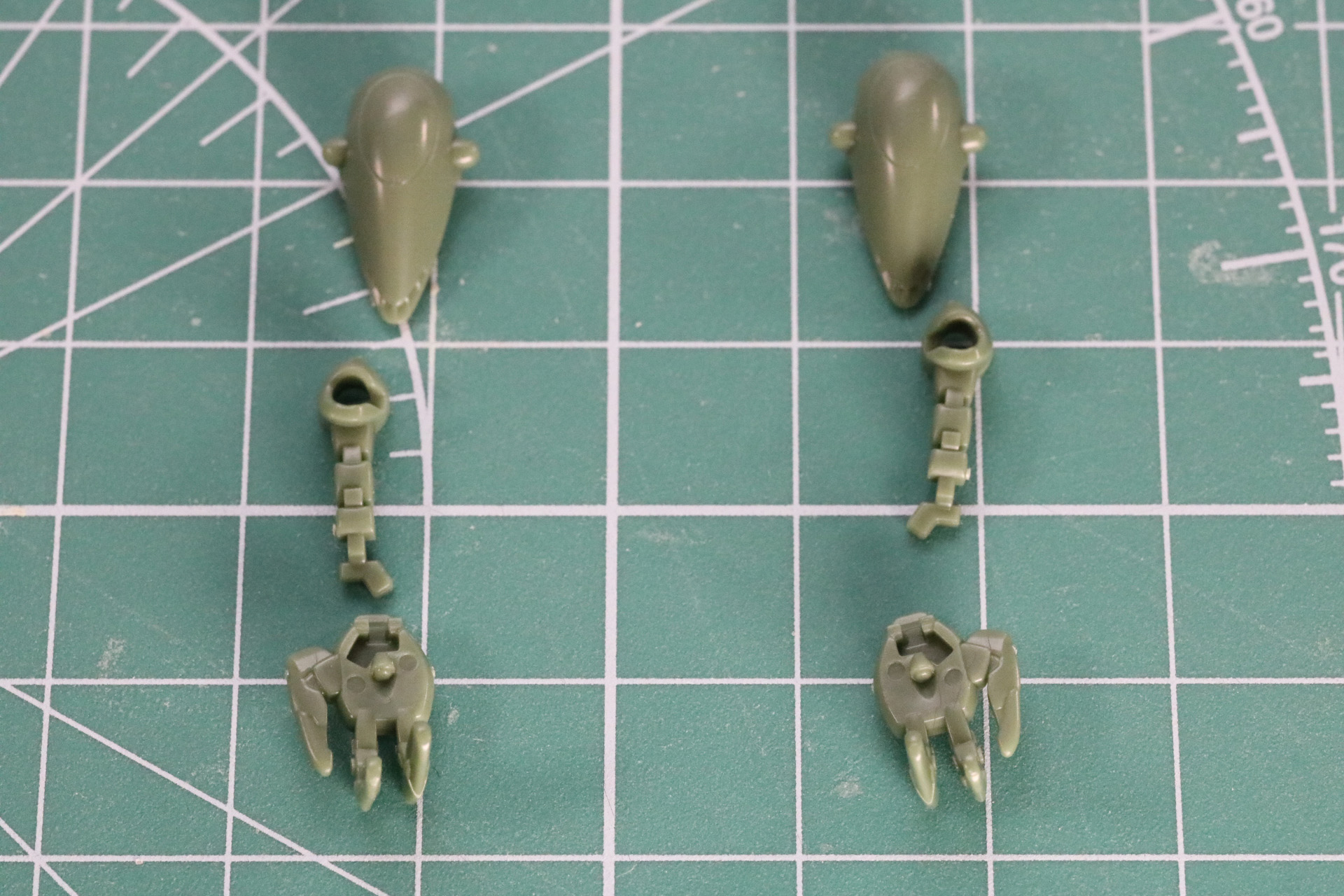 特徴的な長い腕部や肩のアーマーが再現されたパーツ