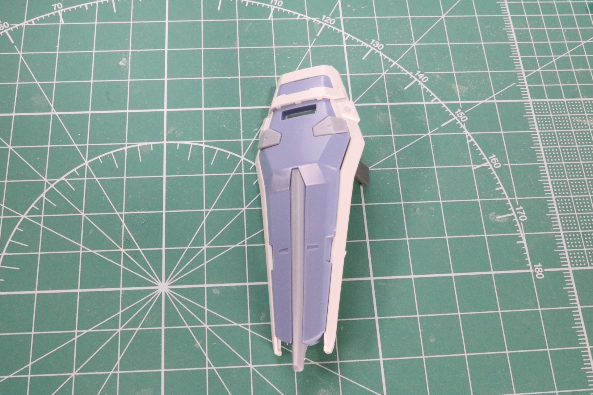 シールドはパーツ分けによって色分けされている。ディアクティブモードに合わせた薄い青色となっている