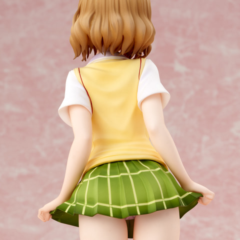 ギリギリのミニスカートにドキドキ。「ToLoveるダークネス」より制服姿