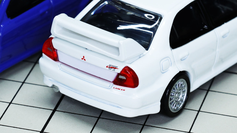 リアの三菱自動車とLANCER、EvolutionVIのロゴは印刷でカンペキ！