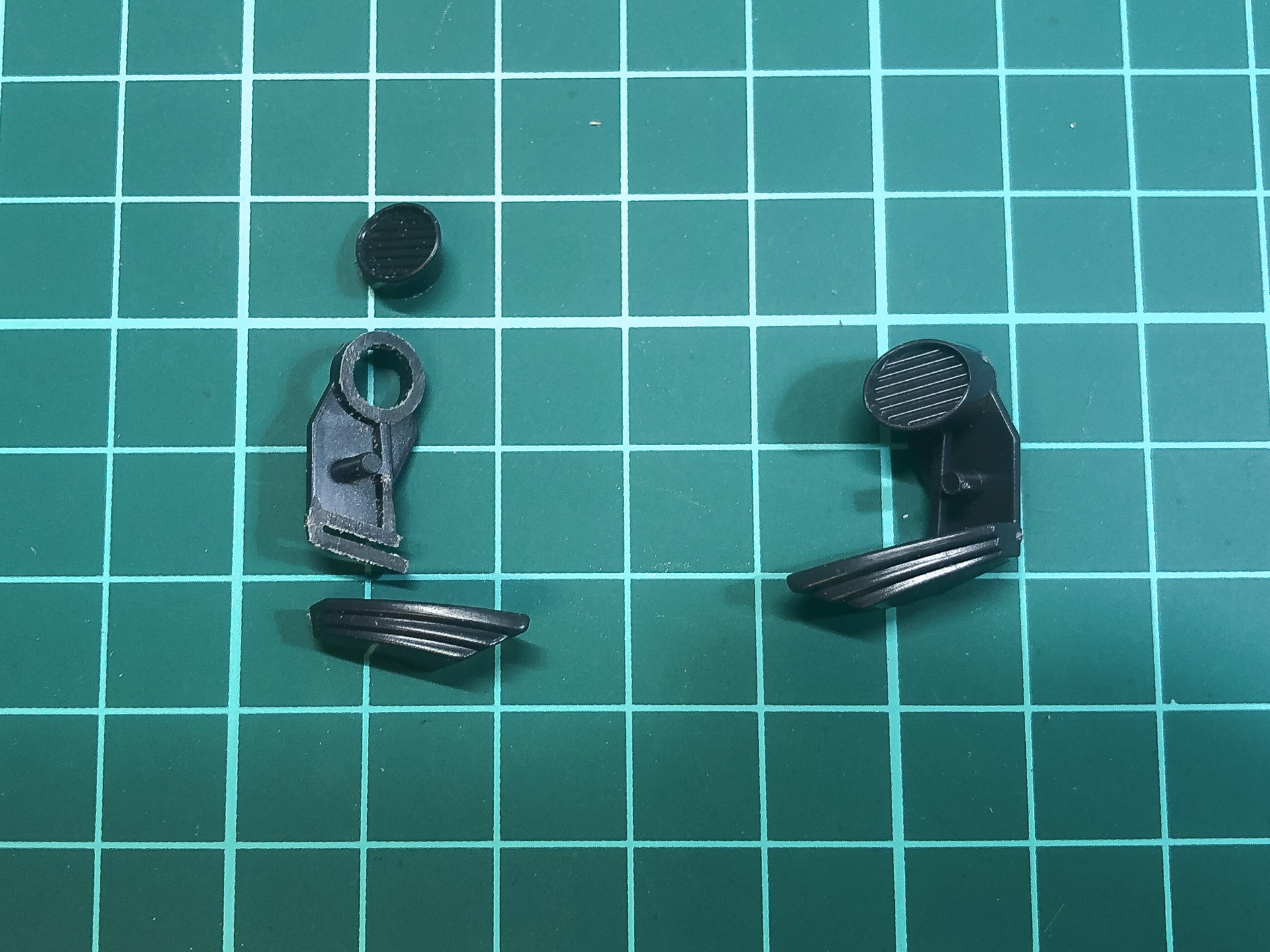 後ハメ加工を行なったダクトパーツ（写真左）。元の状態（写真右）から基部を切り離すことで後ハメが可能となります。