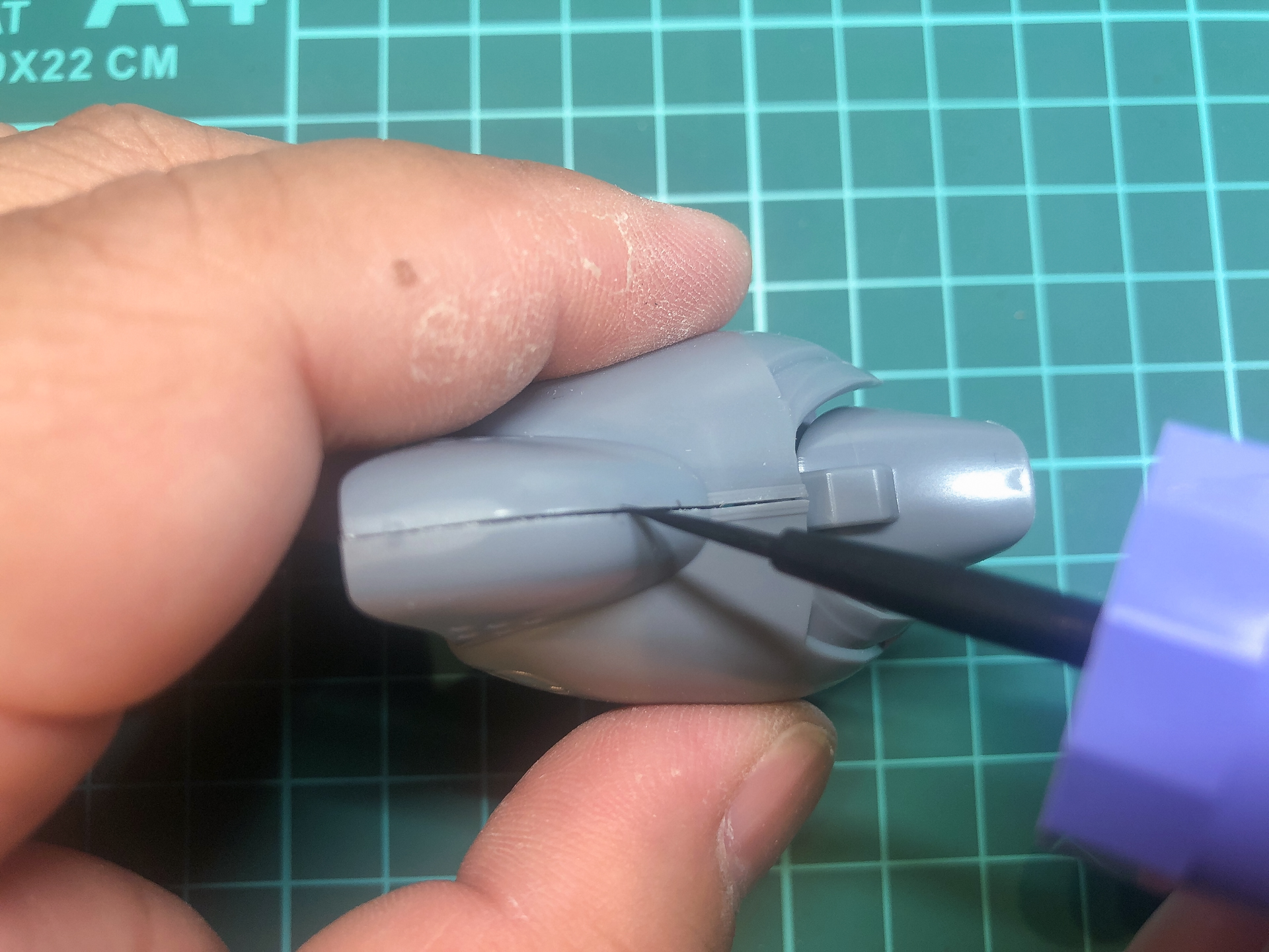 合わせ目に接着剤を流し込んでいきます。