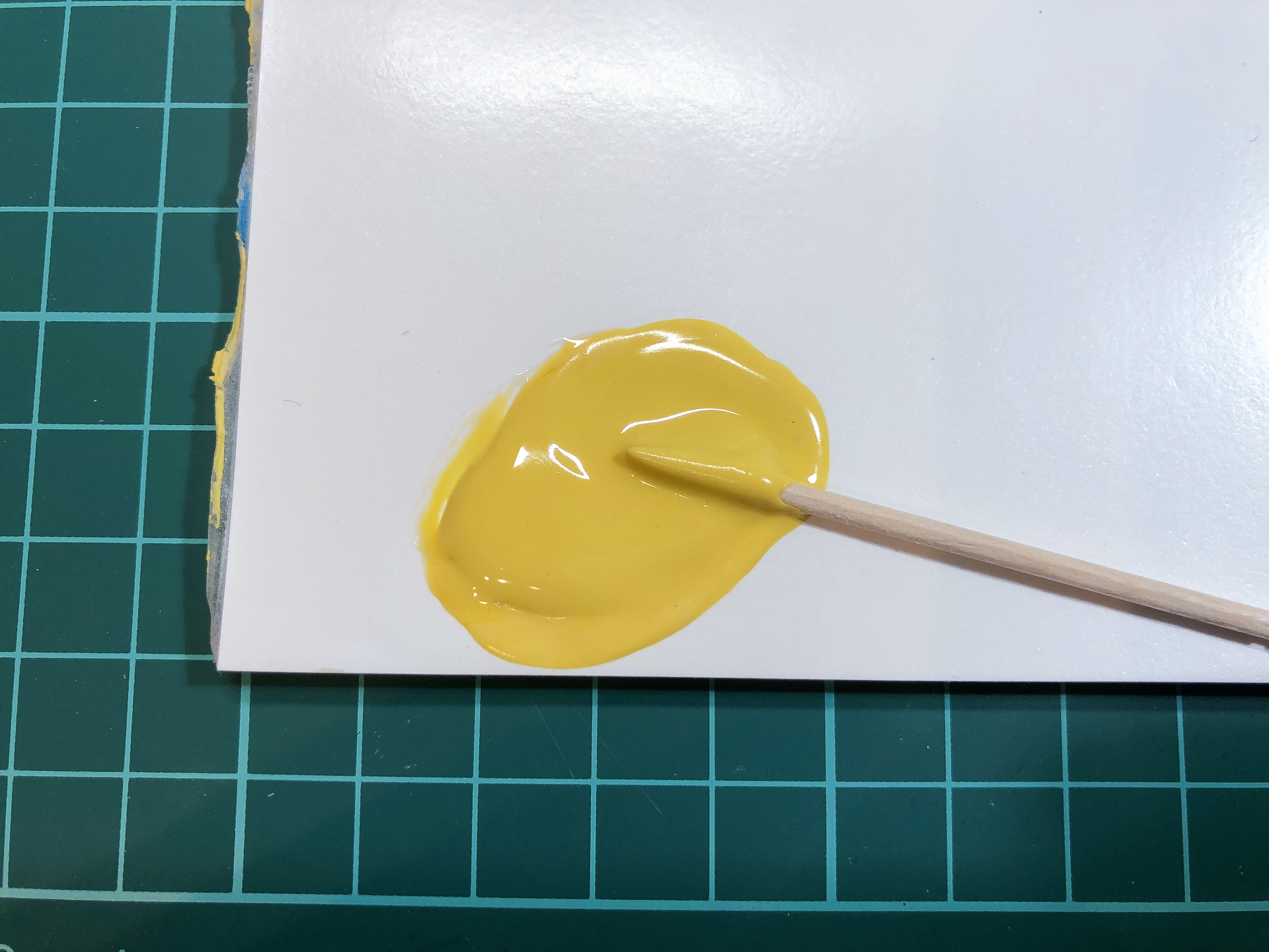 主剤と硬化剤を混ぜ合わせたポリパテ。作業時は独特な溶剤臭がするので換気しながら作業を行ないましょう。