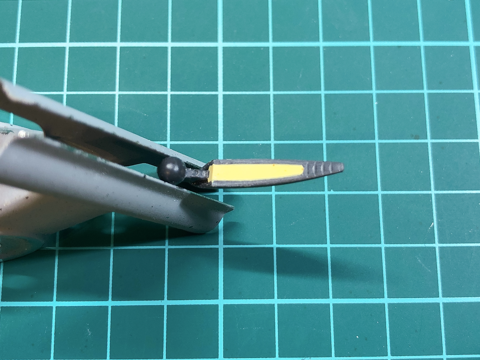穴埋めの完了した爪パーツ。この後塗装を行なえば目立たなくなります。