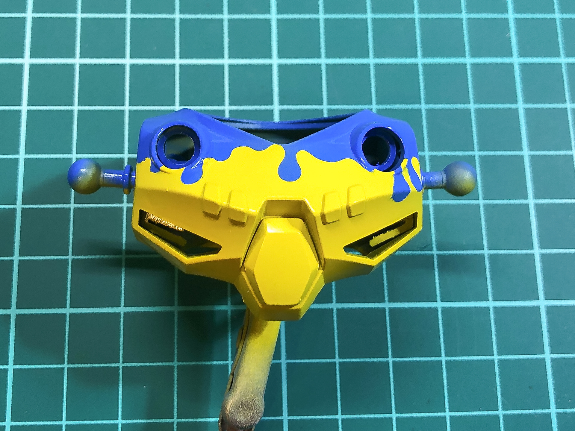 ブルーの塗装が完了した胴体パーツ。可愛いメルト柄に仕上がりました。