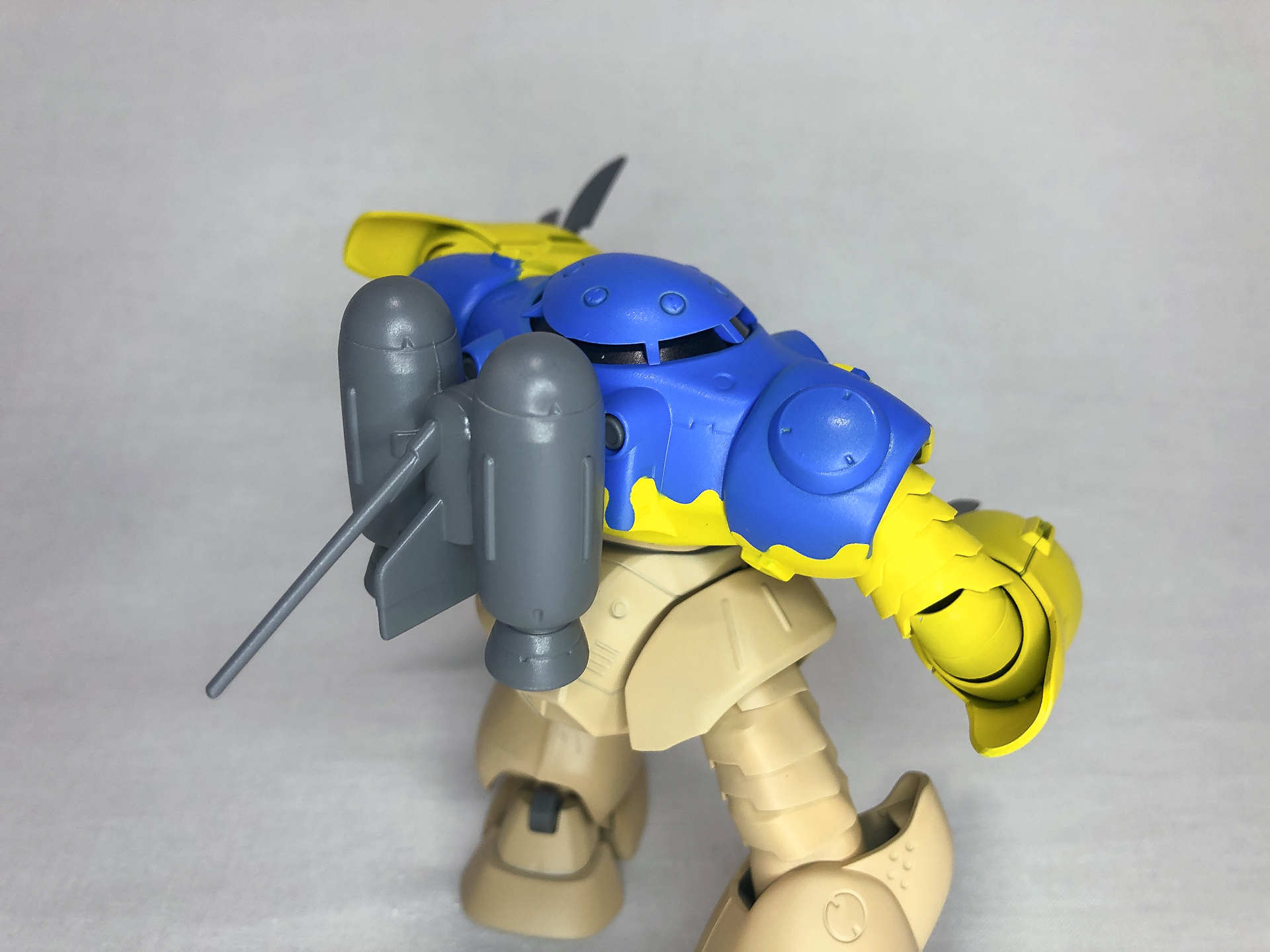 背面のアップ。スラスターをグレーに塗装することでロボットらしさを残すようにしました。