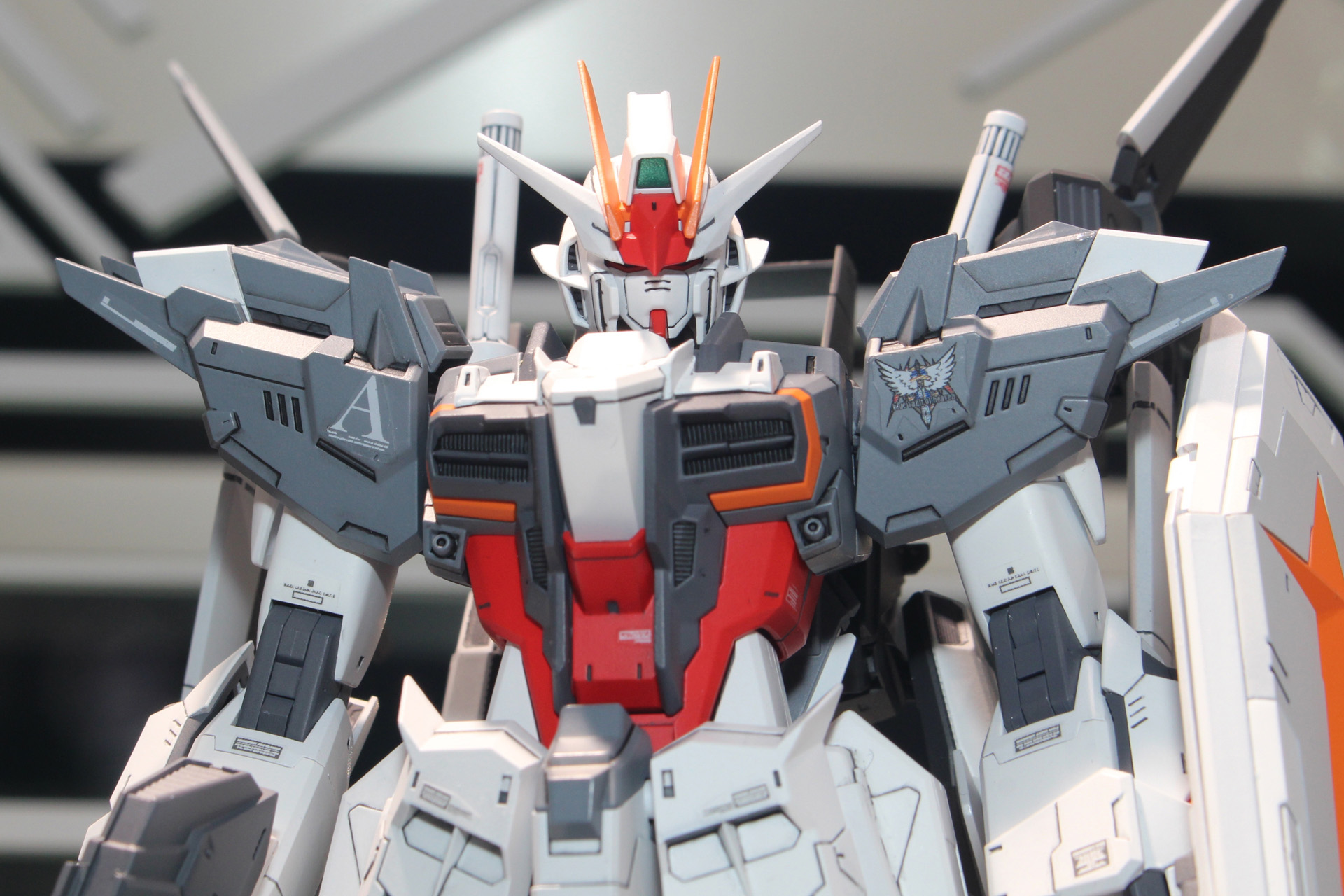 トリコロールではなく、白とグレー、赤を基調としたカラーリングが渋い