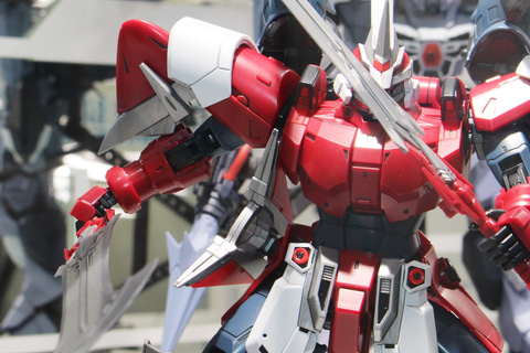 ガンダムモデル 赤・白・金 剣付き 重装甲＆陸戦特化型の赤き剣闘士！『機動戦士ガンダムSEED