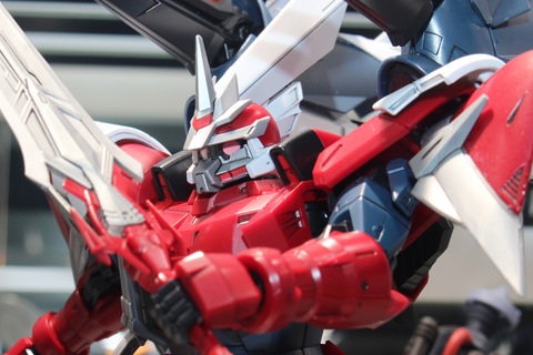 ガンダムモデル 赤・白・金 剣付き ガンダムモデル 赤・白・金 剣付き 赤きニューガンダム」が
