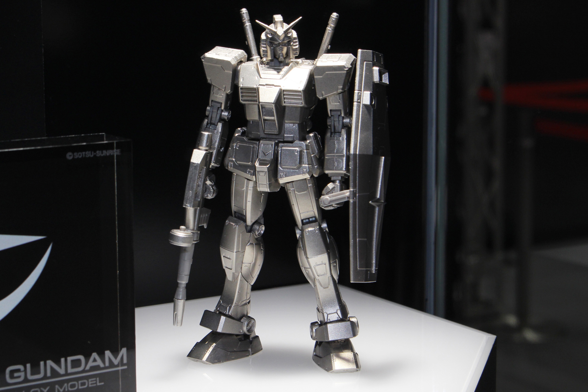 サイズは1/144スケールのガンダムに順じ、全高125mm。鈍く輝く金属感が美しい