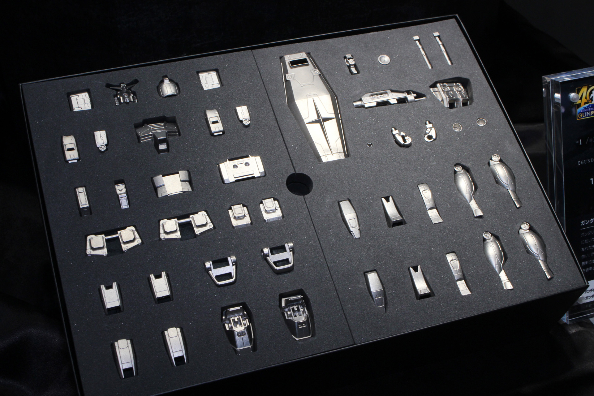 ブロックごとに成形されたガンダリウム合金パーツと、プラスチック製のフレームパーツを組み立てることで完成