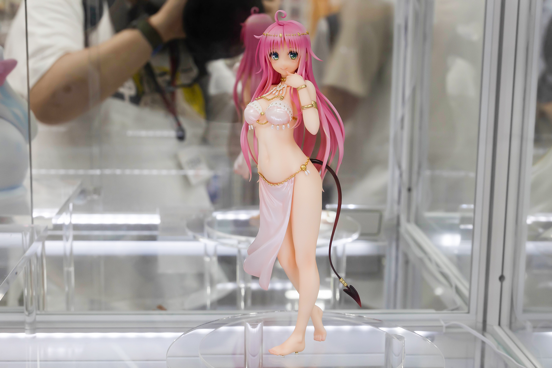 台座部分を含んだ全高は、約235mm。頭頂部までは約225mmだ。