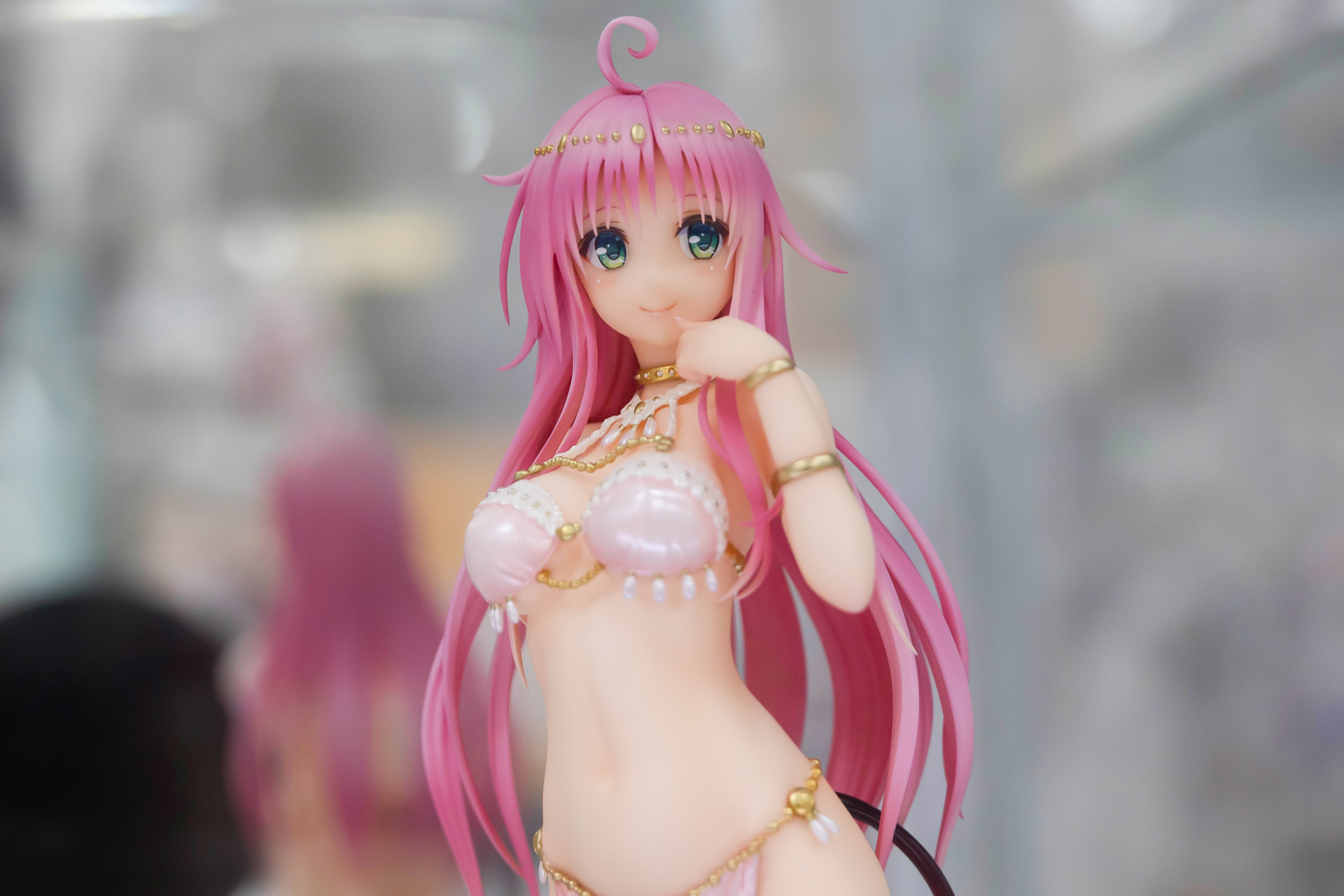 大きなバストのまわりには、白いアラビアン衣装と豪華な装飾が付けられている。