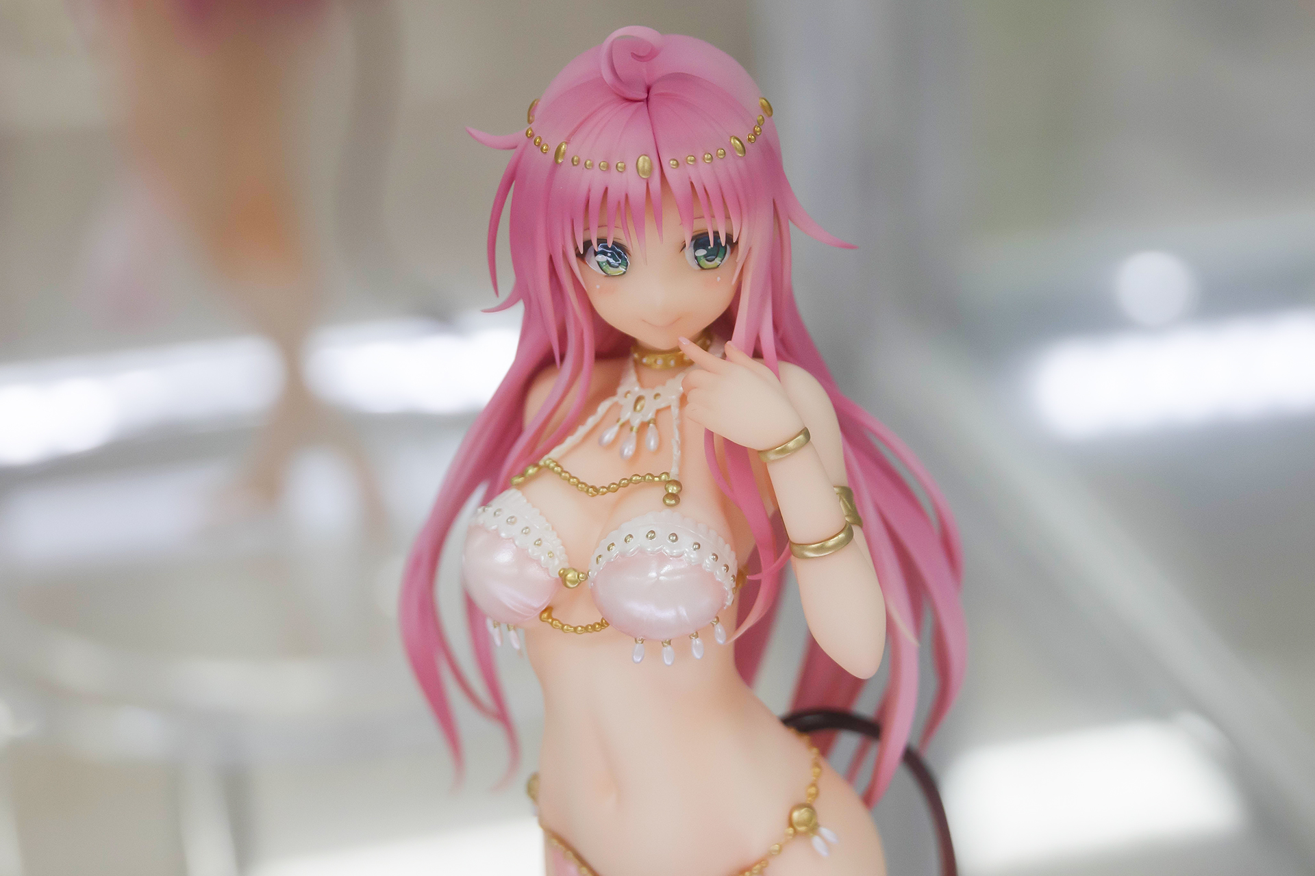 こちらはやや上側から見たところ。髪の形や色の変化なども、かなり細かく作り込まれていることがわかる。