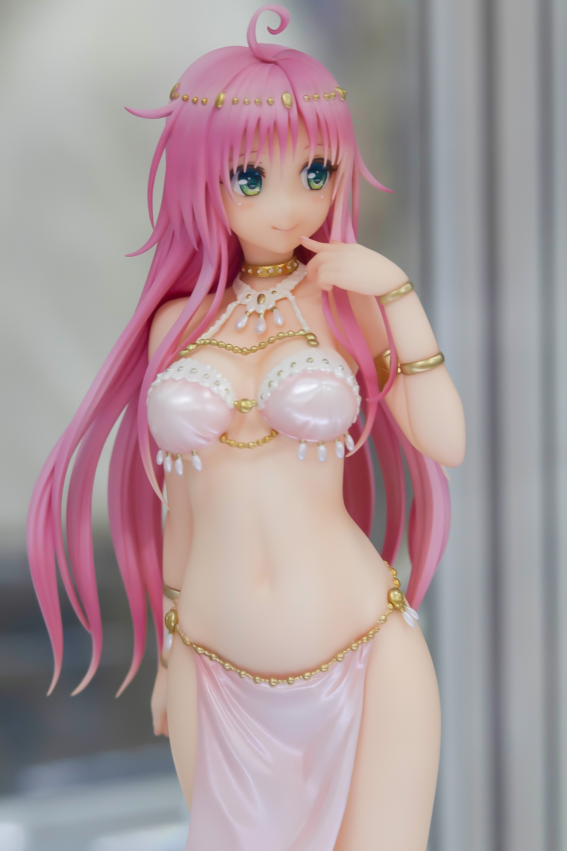 おへそのあたりのラインや、ウェストの細さなどスタイルの良さがわかる。