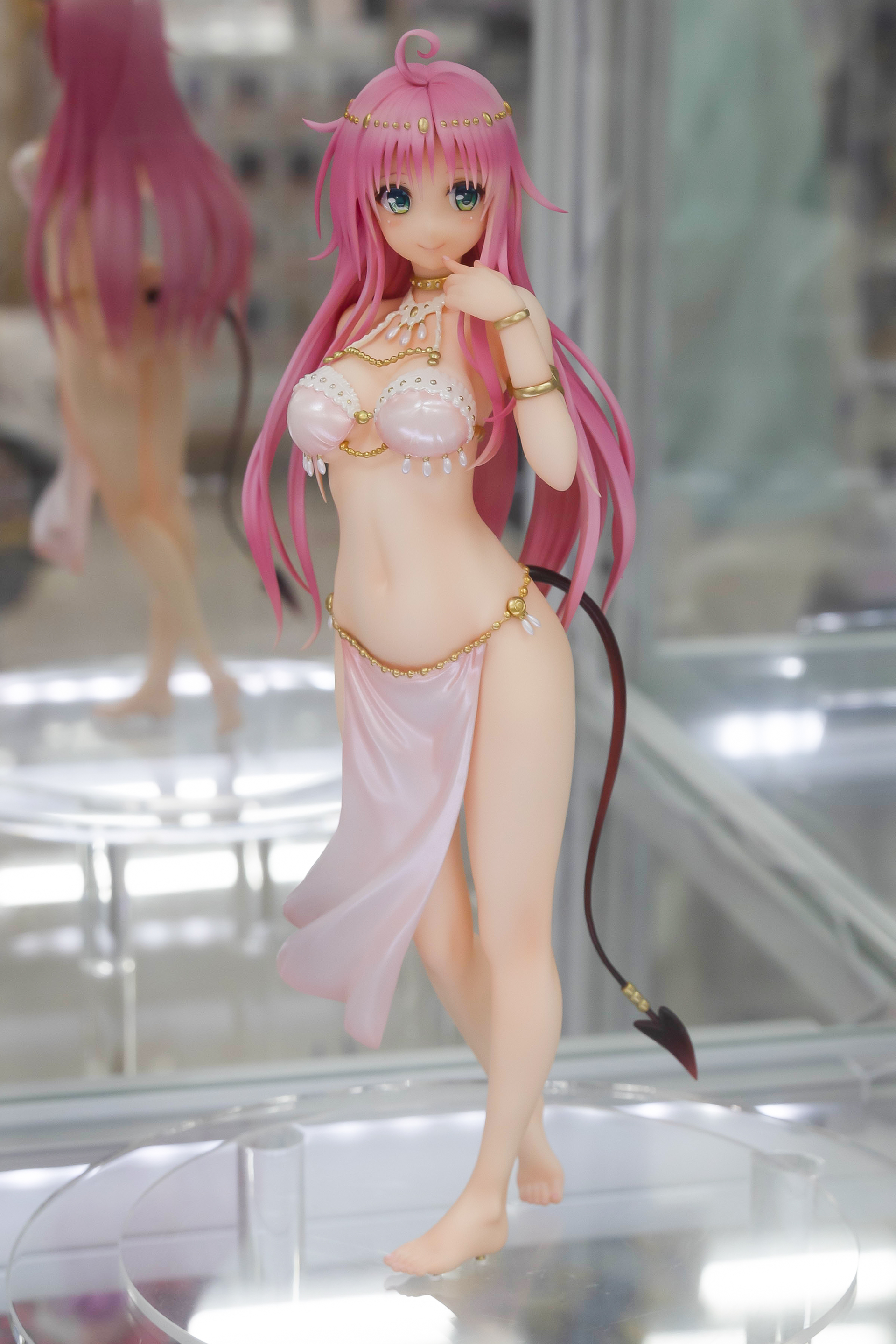 台座部分はシンプルなクリアになっている。余計な装飾がない分、フィギュア自体の良さも目立ちそうだ。