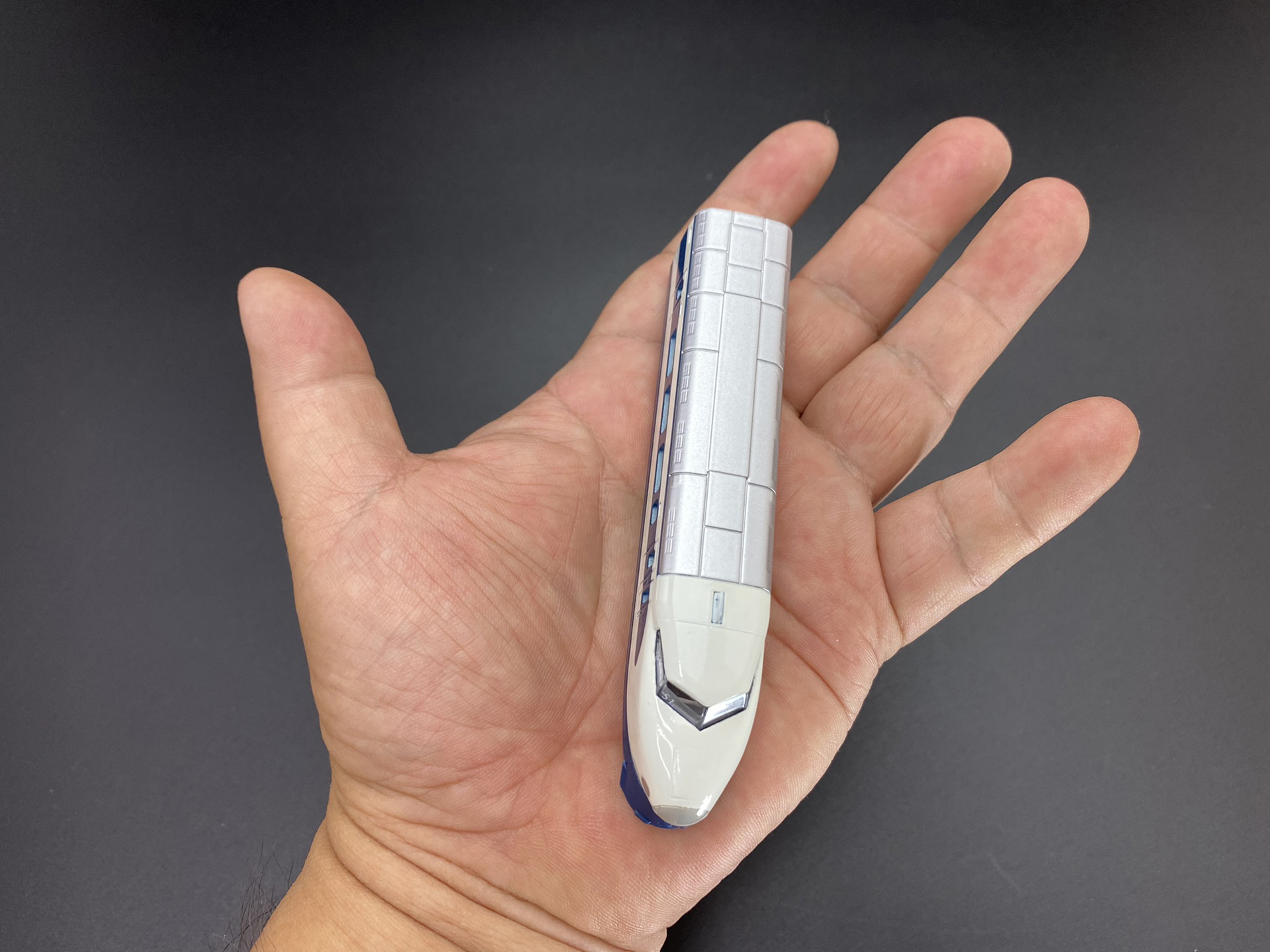 先頭車両の大きさは112.4mm。コレクションしやすいサイズ