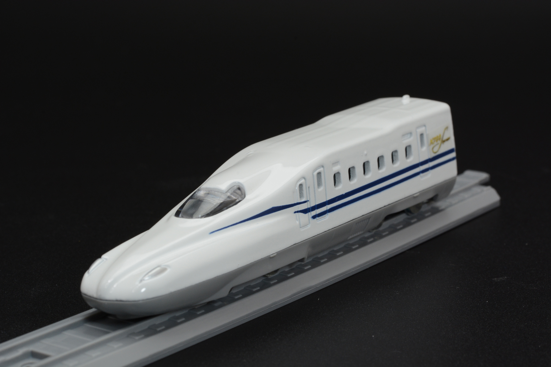 東海道新幹線 N700Sは、JR東海、JR西日本、JR九州で運行される車両。バッテリーを搭載し停電時でも安全な場所まで自力走行可能。空力を意識した最新のボディは他の新幹線以上に"未来"を感じさせる