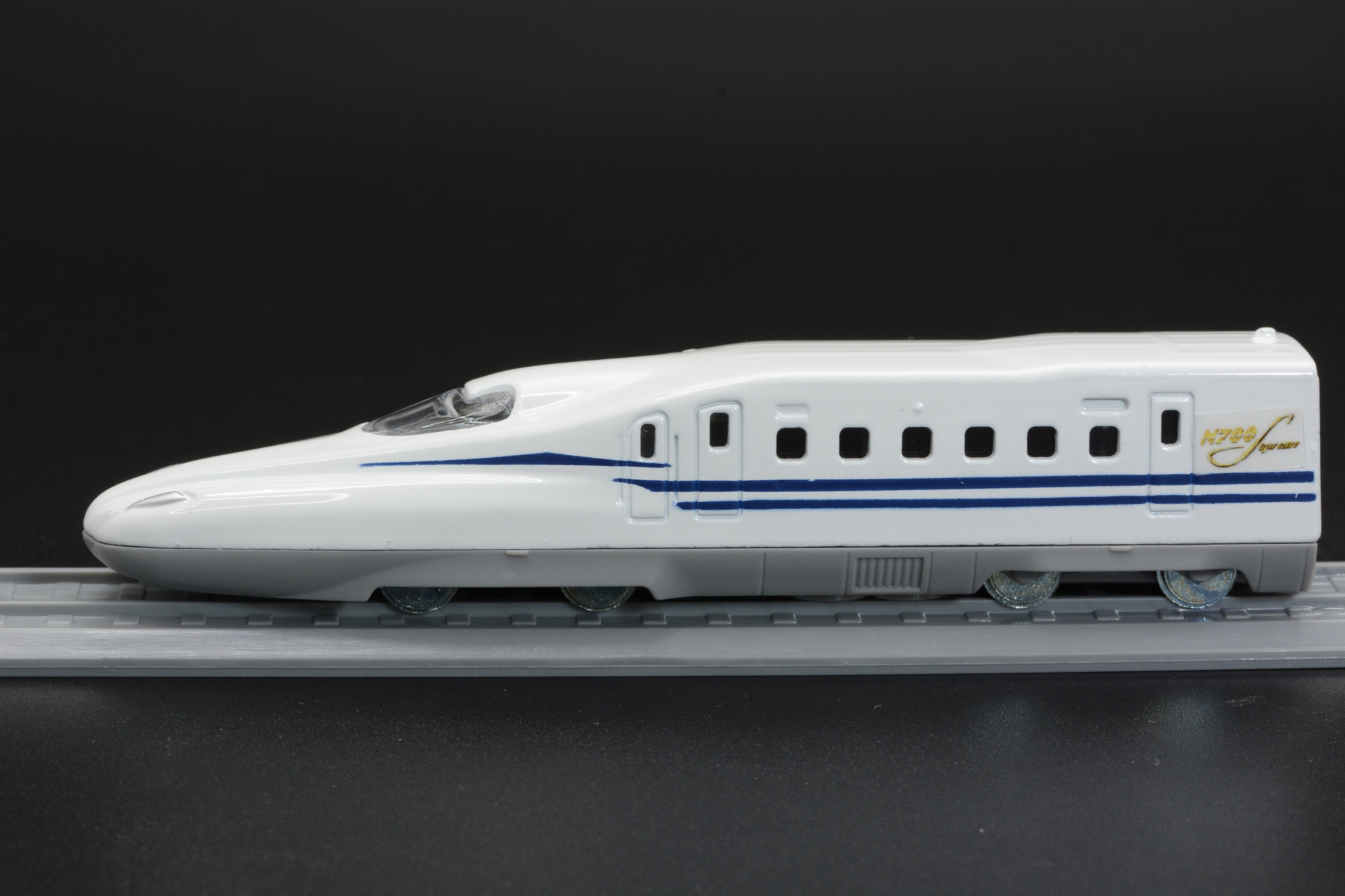 東海道新幹線 N700Sは、JR東海、JR西日本、JR九州で運行される車両。バッテリーを搭載し停電時でも安全な場所まで自力走行可能。空力を意識した最新のボディは他の新幹線以上に"未来"を感じさせる