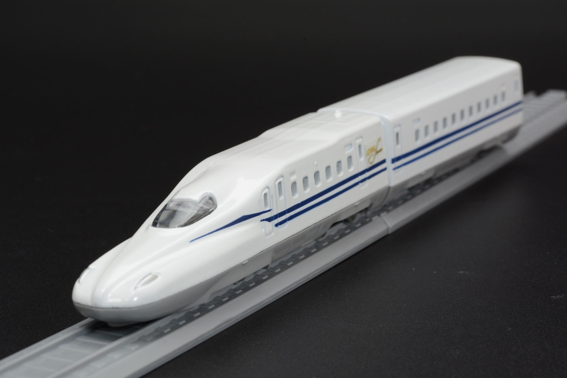 東海道新幹線 N700Sは、JR東海、JR西日本、JR九州で運行される車両。バッテリーを搭載し停電時でも安全な場所まで自力走行可能。空力を意識した最新のボディは他の新幹線以上に"未来"を感じさせる