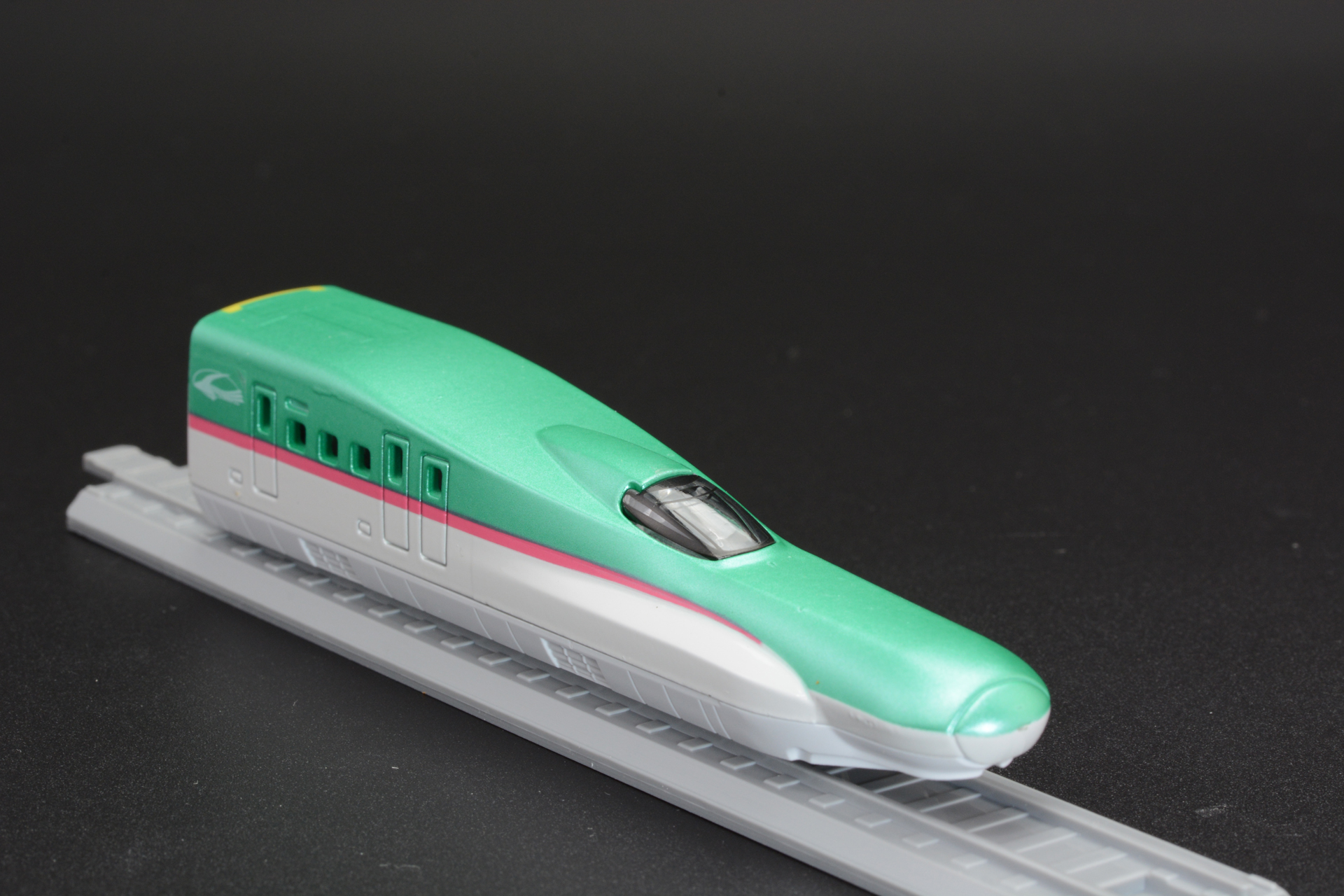 東北新幹線 E5系はJR東日本、JR北海道で運行している新幹線。2011年よりスタート、トンネルに進入するときの気圧の衝撃を考慮したデザインとなっている。グリーン、ホワイト、ピンクのカラーは製品でもしっかり再現されている