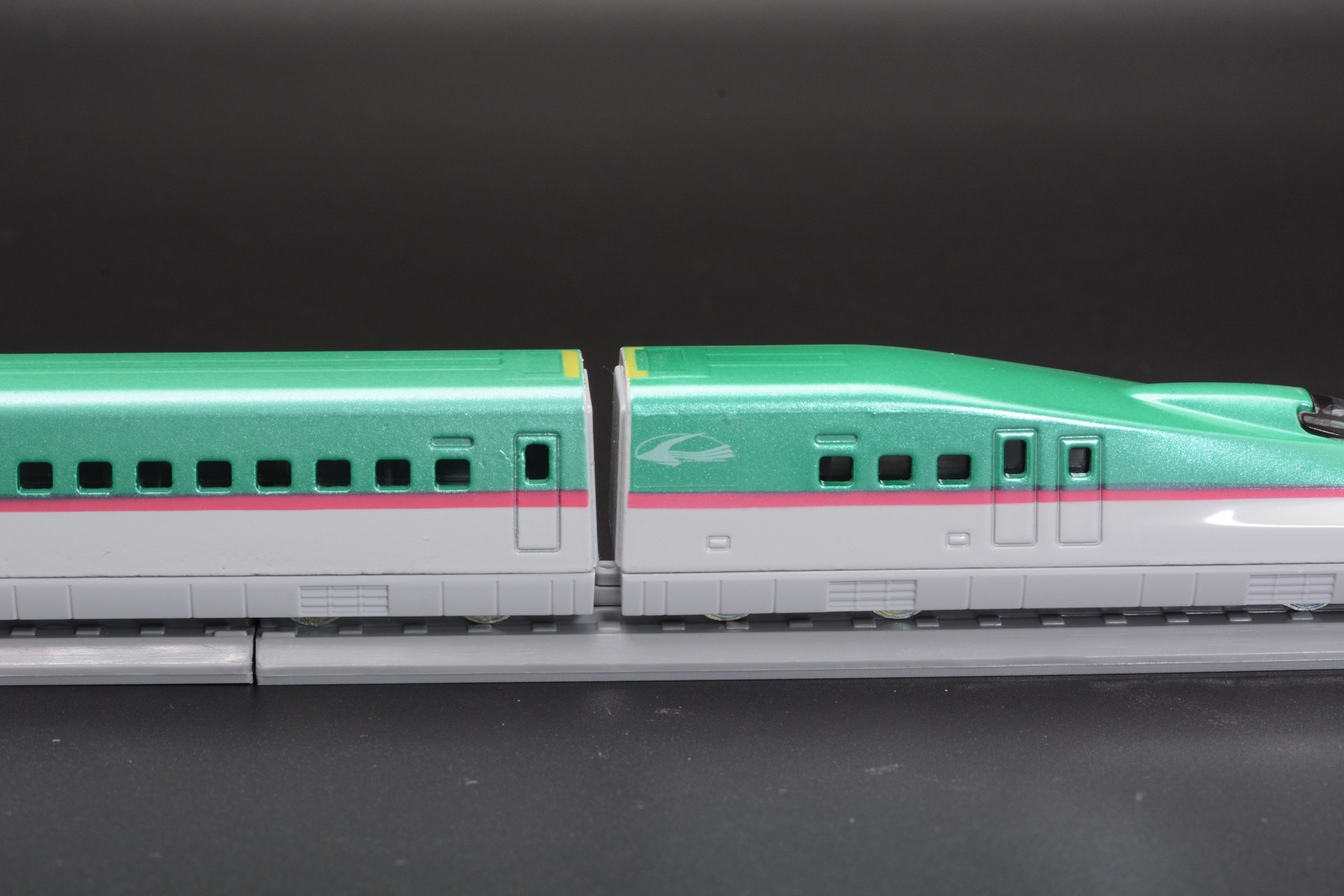 東北新幹線 E5系はJR東日本、JR北海道で運行している新幹線。2011年よりスタート、トンネルに進入するときの気圧の衝撃を考慮したデザインとなっている。グリーン、ホワイト、ピンクのカラーは製品でもしっかり再現されている