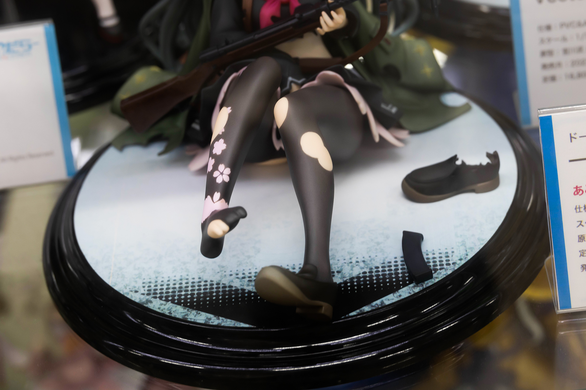 台座部分は上部が白くなっており、靴も散乱している。そのため、どこかの雪原でへたり込んだかのようにも見える。