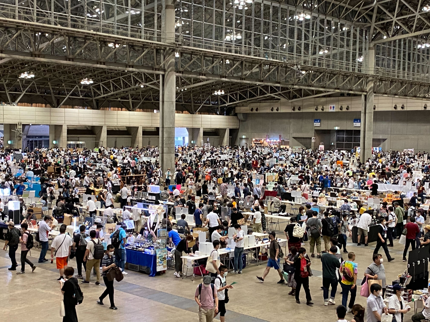 「ワンダーフェスティバル2022[夏]」会場の様子。10時の開場後すぐに大勢の来場者が訪れた