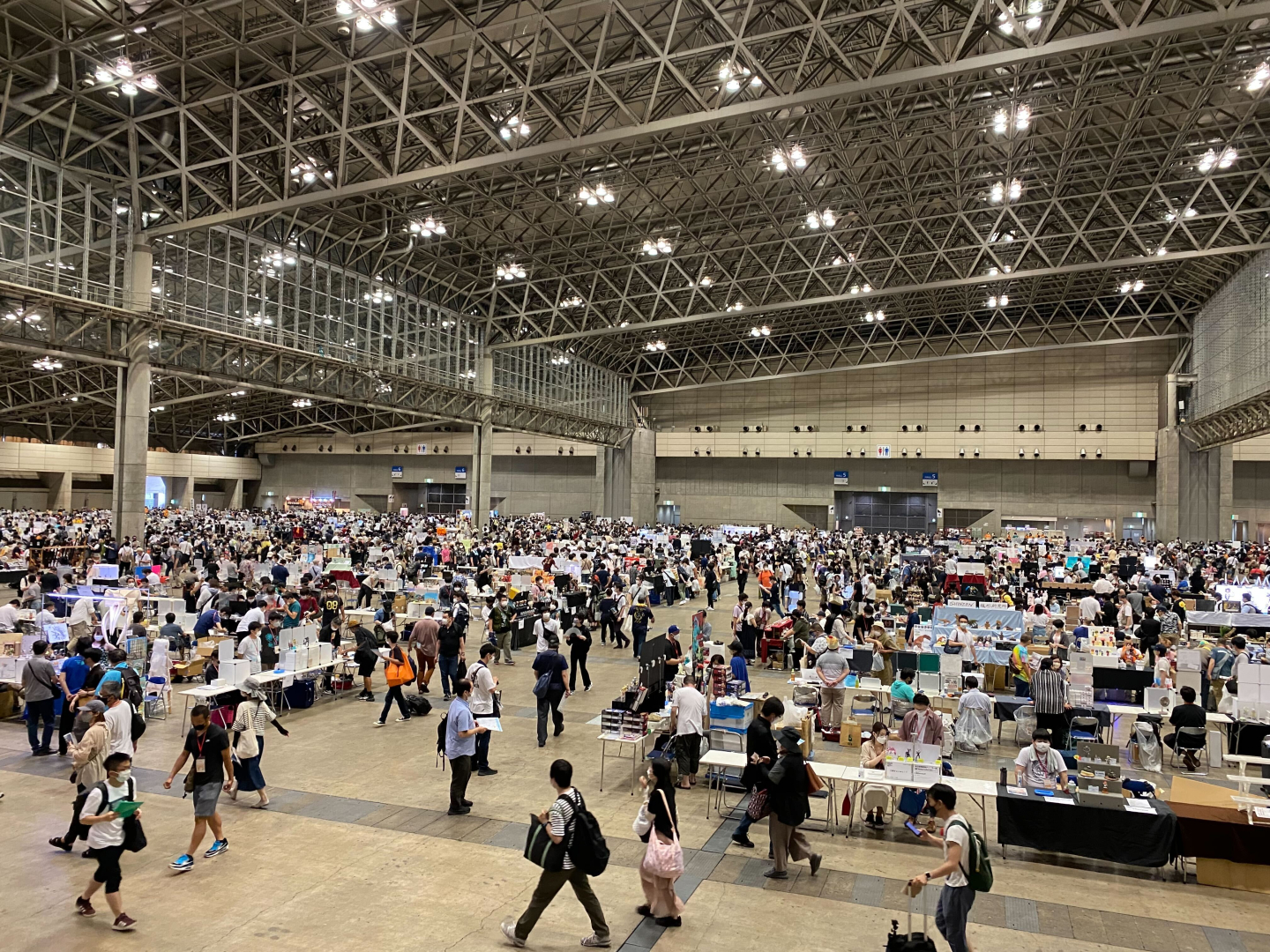 「ワンダーフェスティバル2022[夏]」会場の様子。10時の開場後すぐに大勢の来場者が訪れた