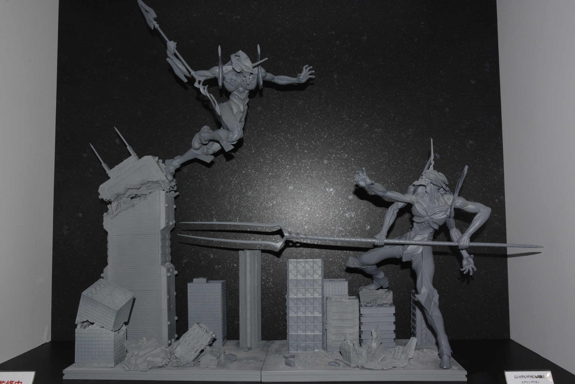 ぶつかり合う2体のエヴァ。その情念が伝わってきそうな迫力だ