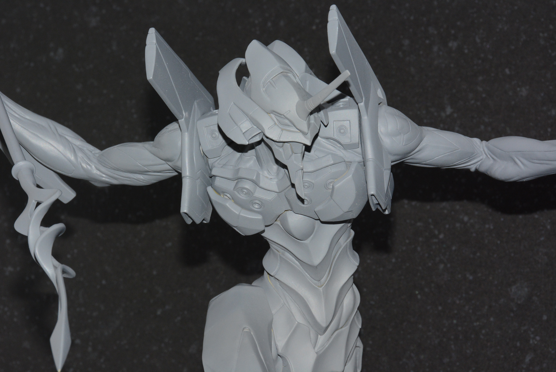 目を惹くのはデザインのアレンジ。薄い皮膜を通して筋繊維が浮き出しているような生々しい肉体表現と、つるりとした装甲のコントラストが興味深い