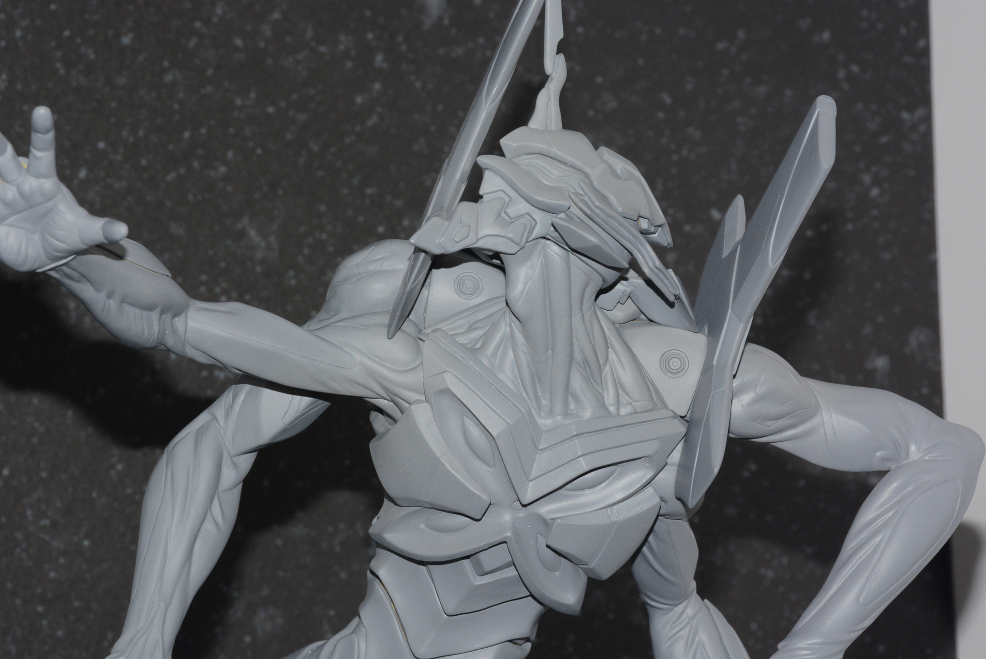 目を惹くのはデザインのアレンジ。薄い皮膜を通して筋繊維が浮き出しているような生々しい肉体表現と、つるりとした装甲のコントラストが興味深い