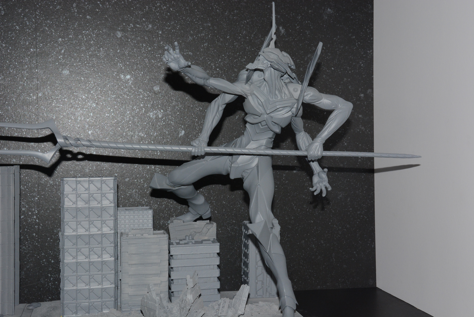 目を惹くのはデザインのアレンジ。薄い皮膜を通して筋繊維が浮き出しているような生々しい肉体表現と、つるりとした装甲のコントラストが興味深い