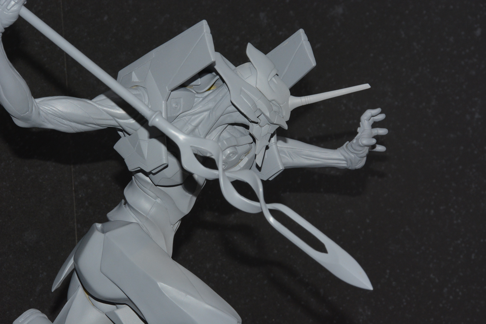 飛びかかる初号機。左足一本で空中に静止している。この強度を出すための素材の吟味なども難しいとのこと。とても思い切った構図だ