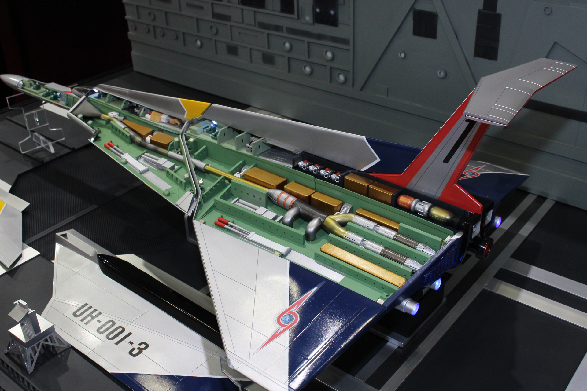 円谷プロ監修によるオリジナルの内部構造。ウルトラ警備隊隊員やそれぞれのエンジン、27話で使用した兵器「マグネチック7」なども見える