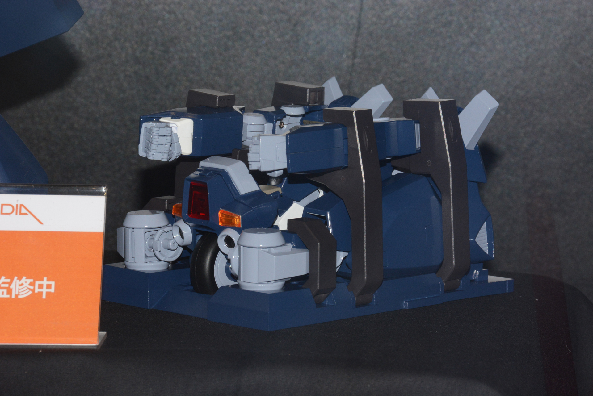 トラック内のコンテナをイメージしたディスプレイ台。開発者の強いこだわりだ