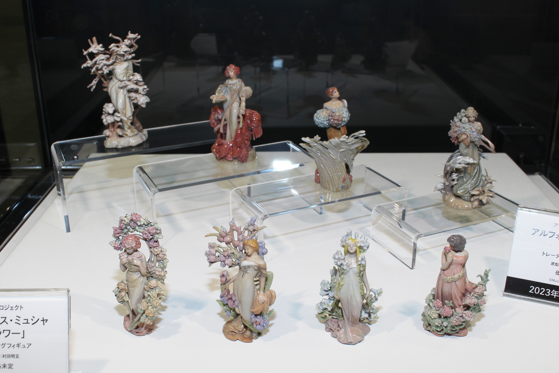 トレーディングフィギュア「アートプロジェクト アルフォンス・ミュシャ フラワー」（手前）と「四季」（奥）。2023年発売予定。価格は未定