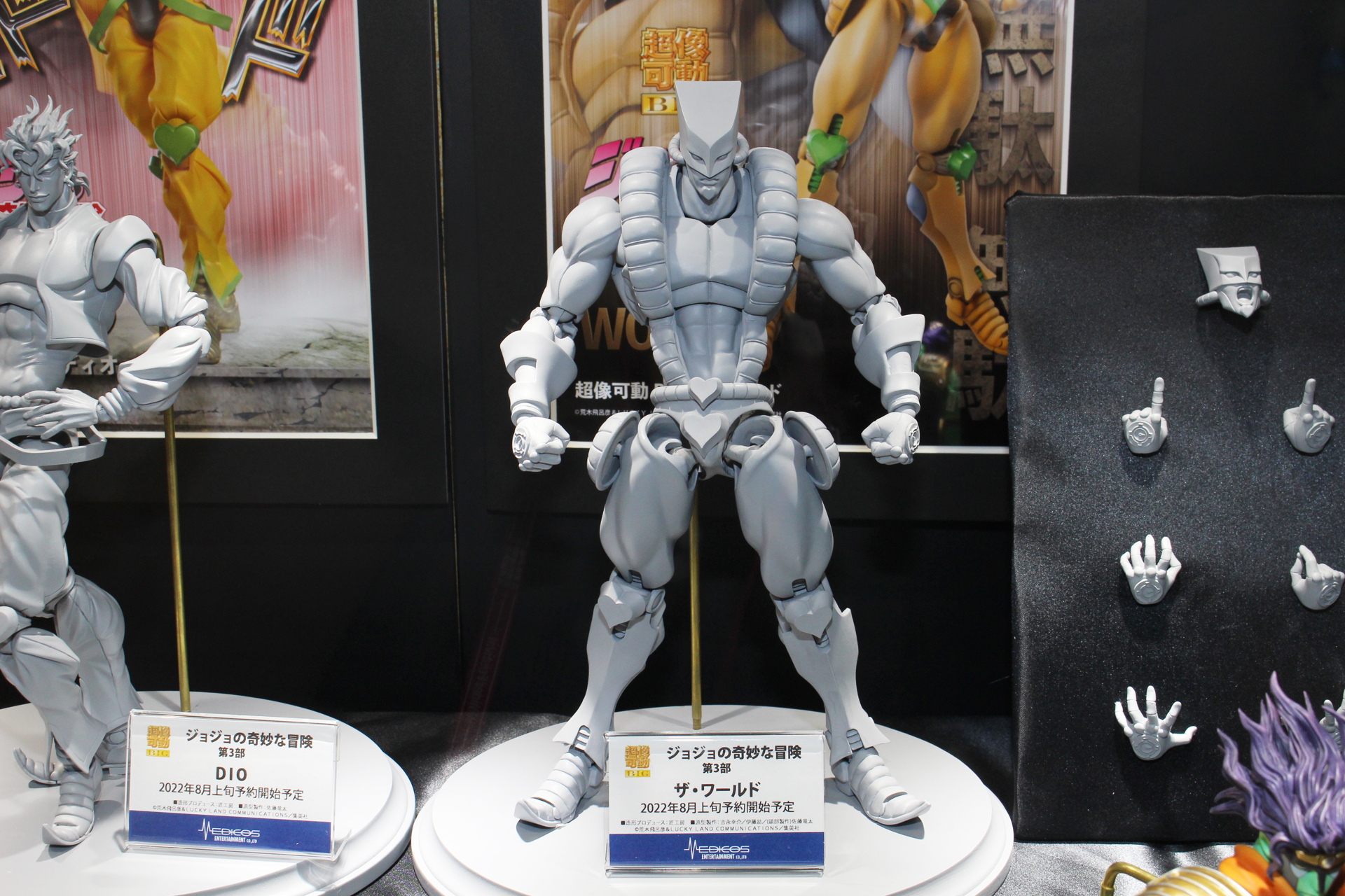 「超像可動BIG ジョジョの奇妙な冒険 第3部 ザ・ワールド」。12月発売予定。価格は21,780円（税込）