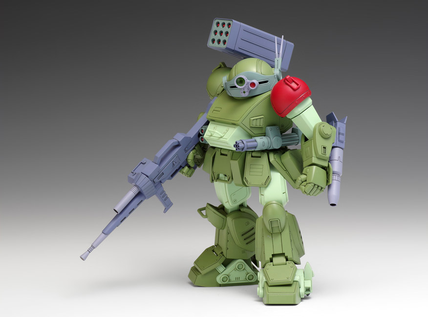 こちらはウェーブのプラモデル「スコープドッグ レッドショルダーカスタム［PS版］」。この機体はアニメ本編中にキリコがあり合わせの武装でフル装備したものだが、仲間のバニラが景気づけとして左肩を赤く塗った。キリコは「マークは右肩で、赤は血の色だ」と訂正する。仲間達はキリコが元レッドショルダーの一員だったことを知りはしゃぐが、キリコは「レッドショルダーだった痛みは、こいつらには解るまい」と一人胸の中でつぶやく