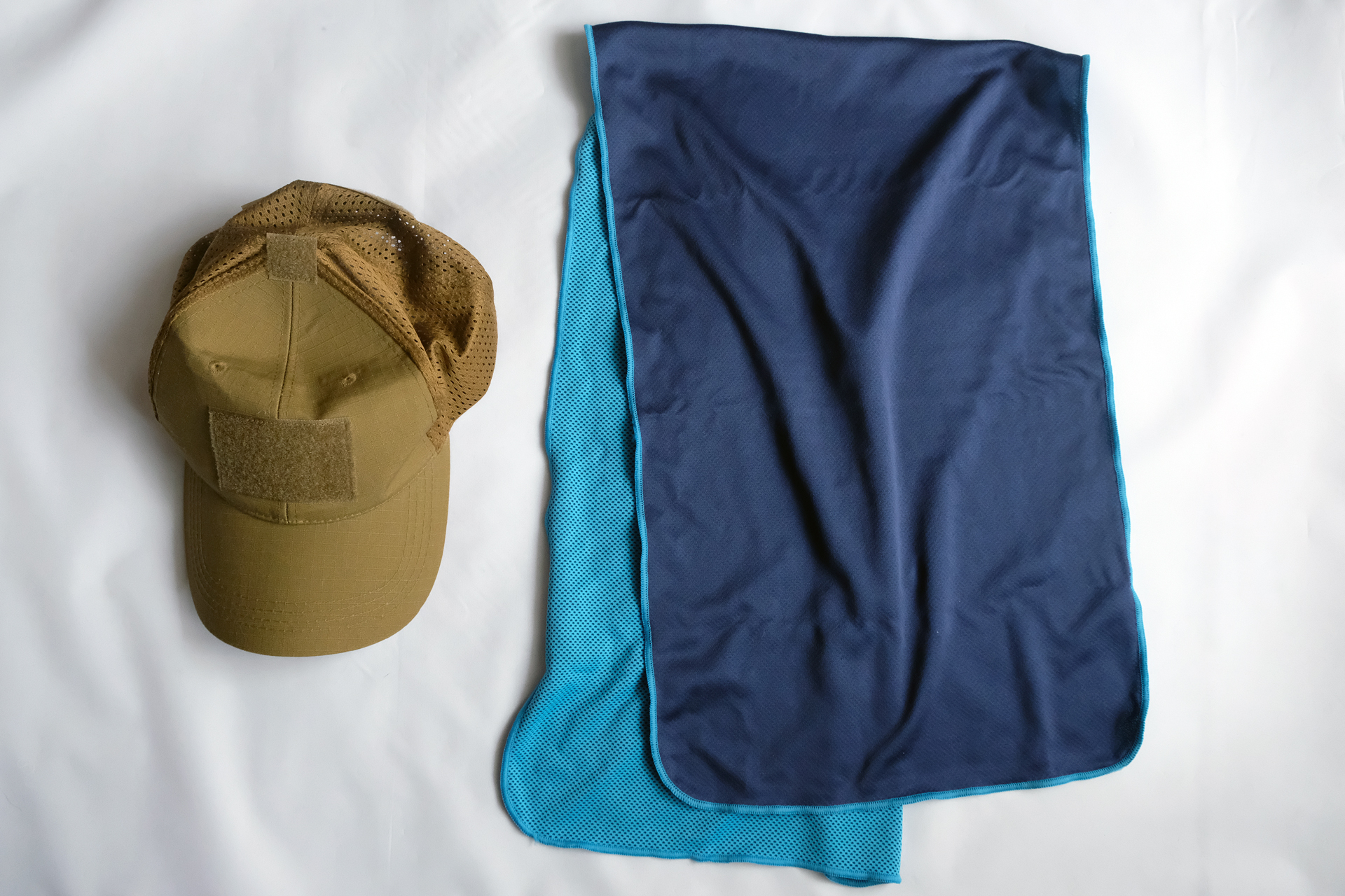 メッシュキャップ（左）と速乾性タオル（右）