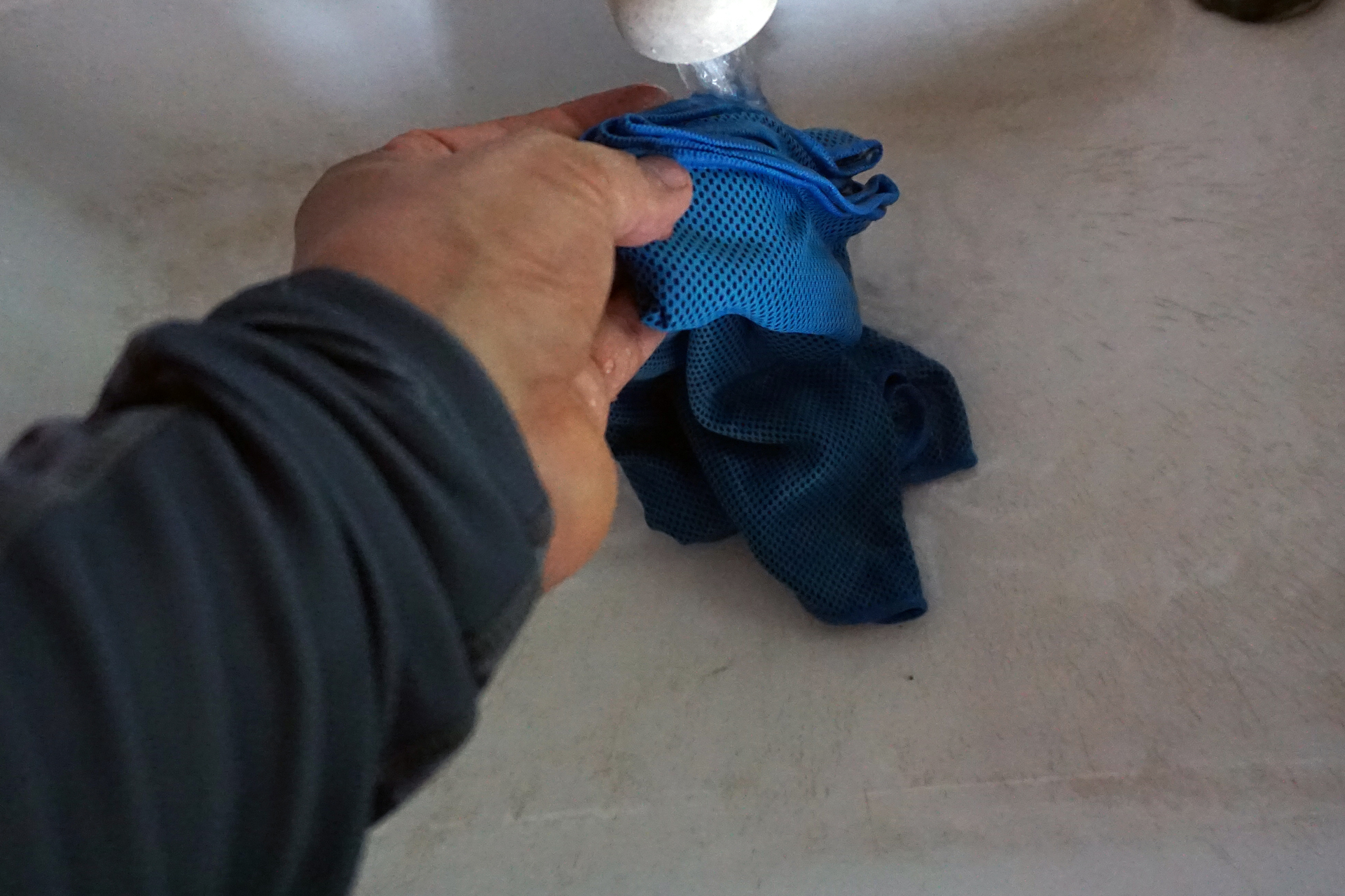 速乾性タオルは水に濡らすことで気化して冷えるので、被ることで頭部の熱が逃げる。10分のサバゲーならば頭にかぶっておけば冷えが持続する