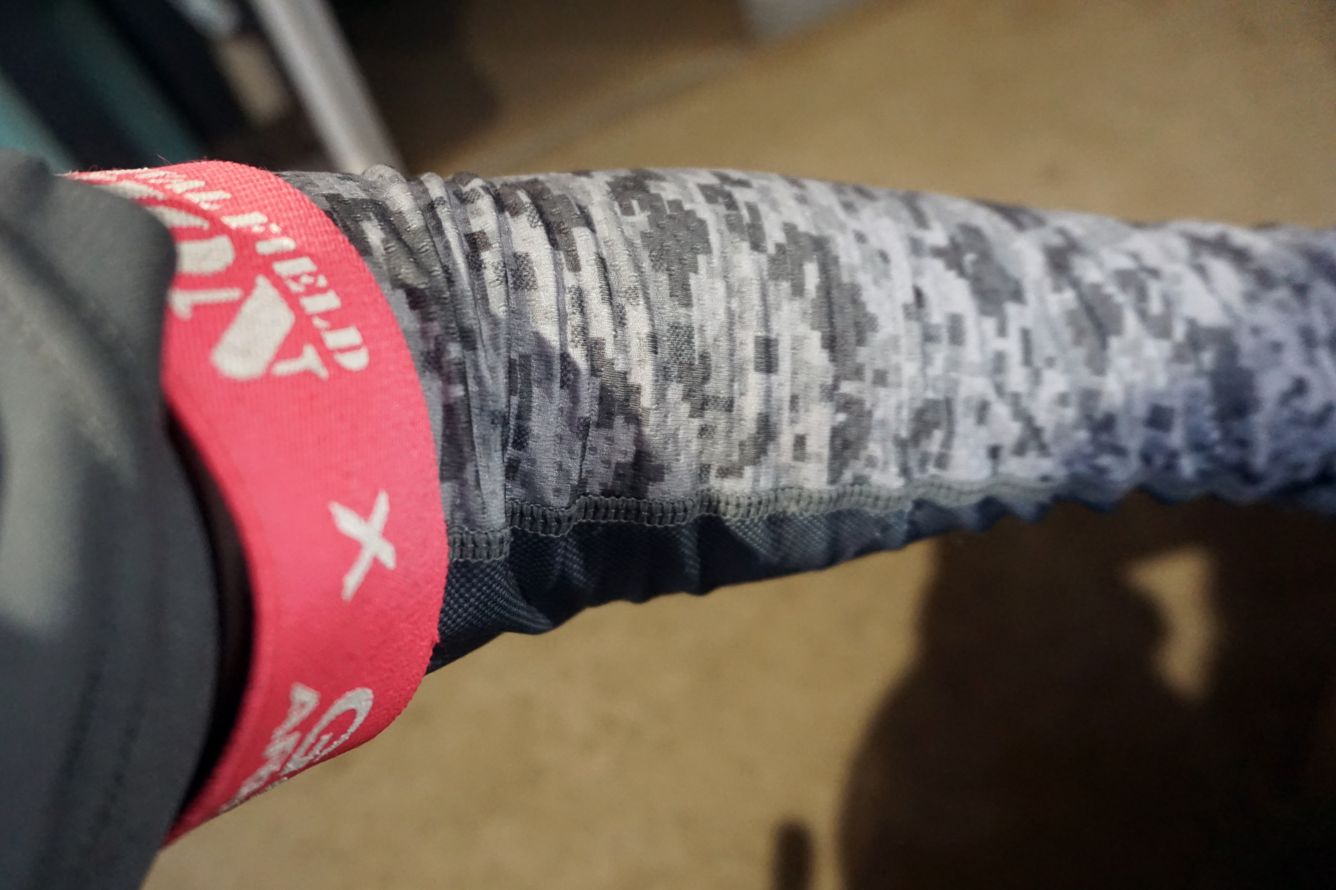 半袖の被弾の痛みを軽減しつつ、熱さを和らげる