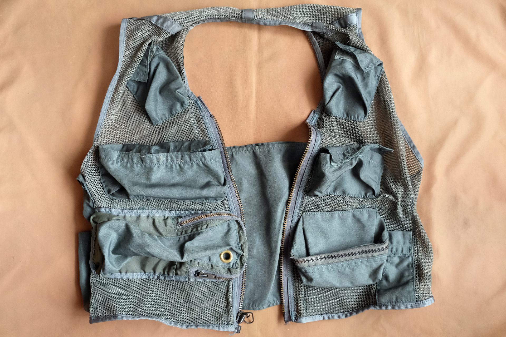 米空軍のメッシュベストをTシャツの上に着ると被弾の痛みを軽減しつつ涼しい。作業用のベストで代用可能だ