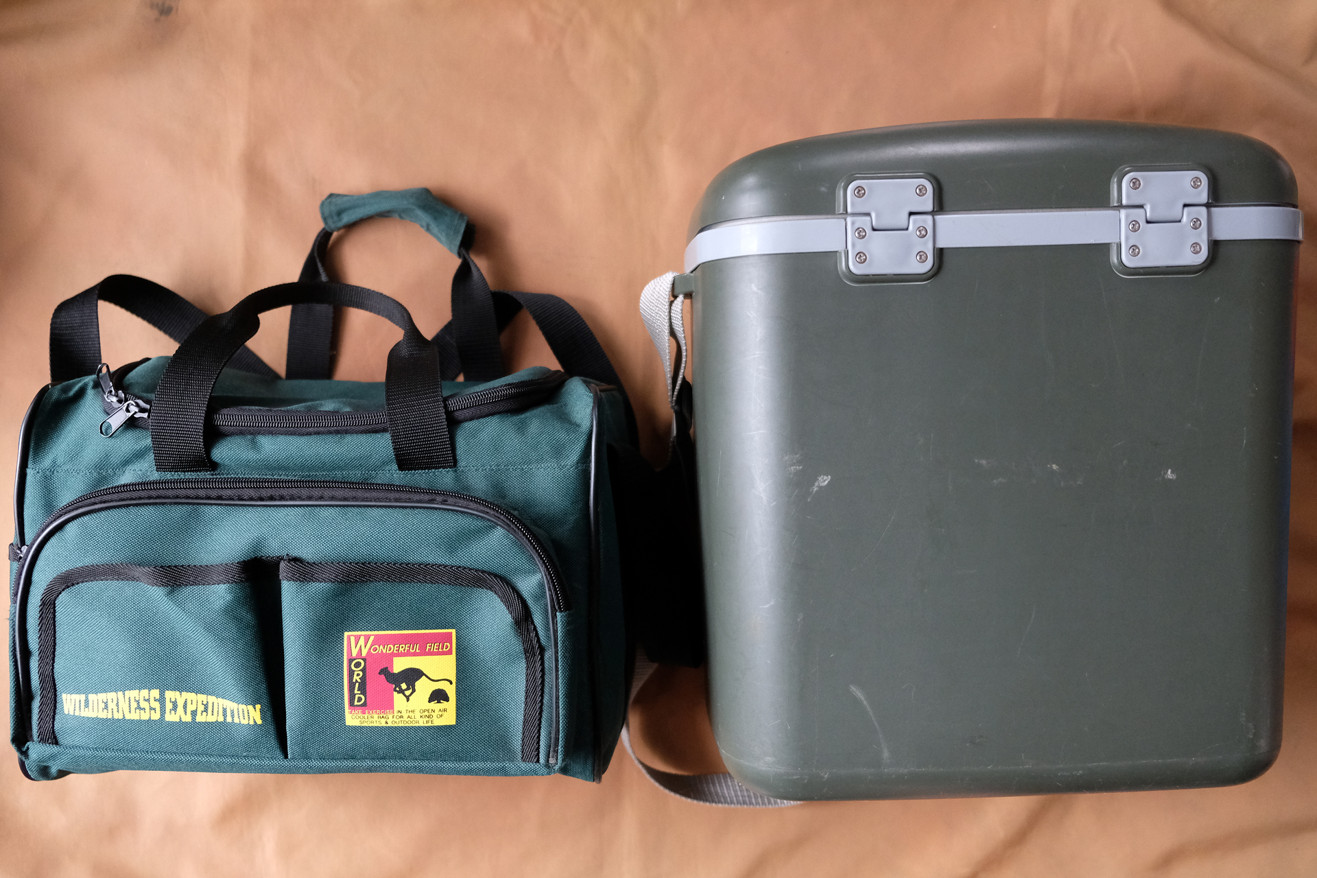 クーラーボックス（右）は保冷効果が長い。電車移動ではクーラーバッグ（左）が移動しやすい