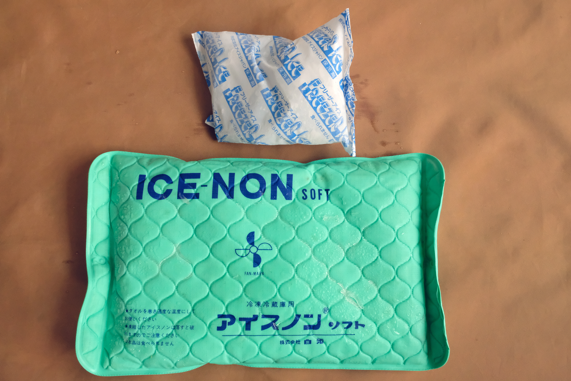 クーラーボックスにアイスノンや保冷剤を入れておくと、飲み物を冷やすと同時に腋の下や首筋、掌など血管の集中した部位を冷やすのにも使える