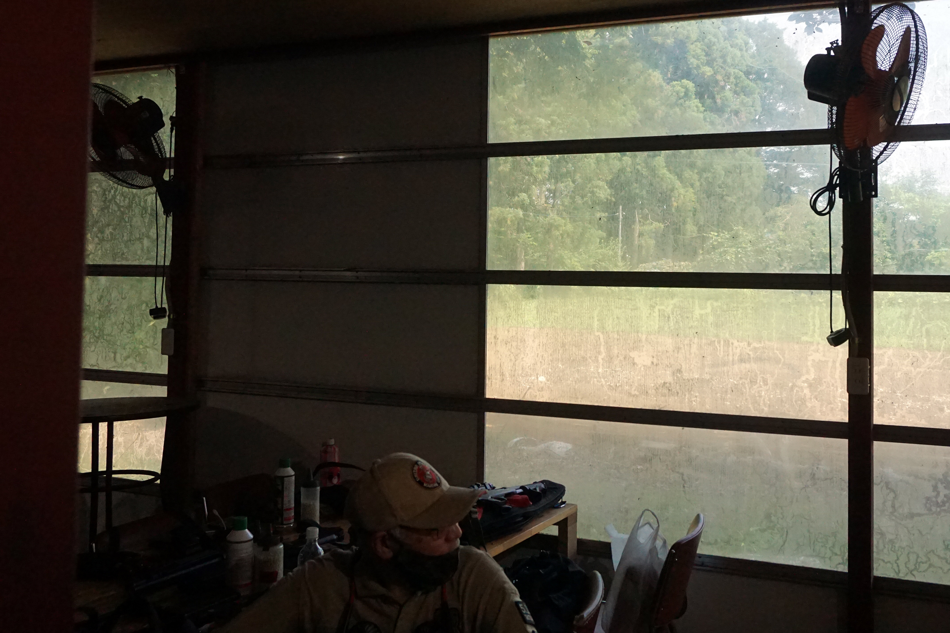 サバイバルゲーム場での待機場・セーフティゾーンには大型の扇風機が設置されている。待機場ではこの風に当たって体を冷やしておこう