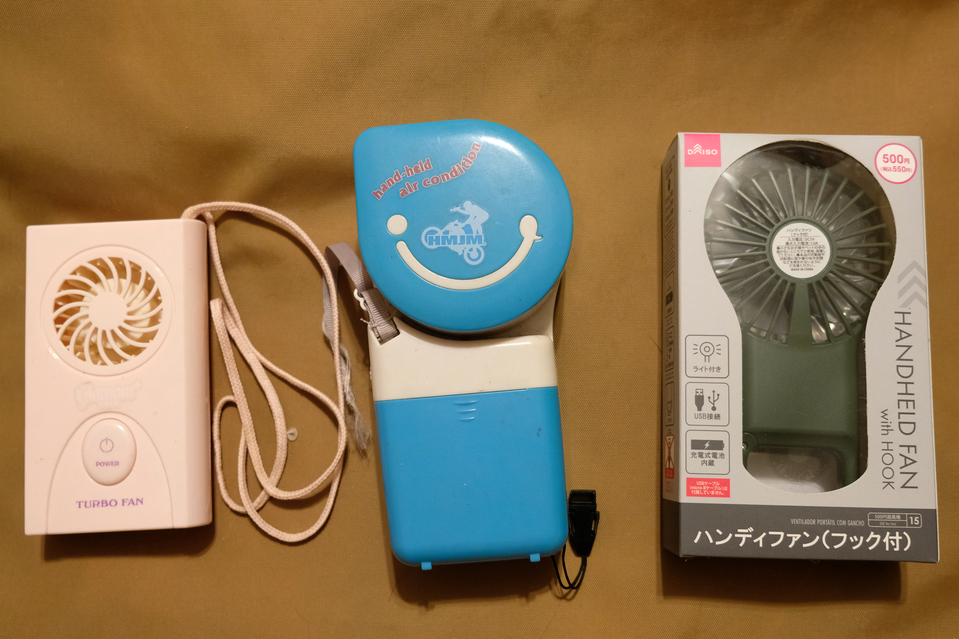 以前のハンディファン（左と中）は乾電池式だったが、現在は充電式で風力も強い