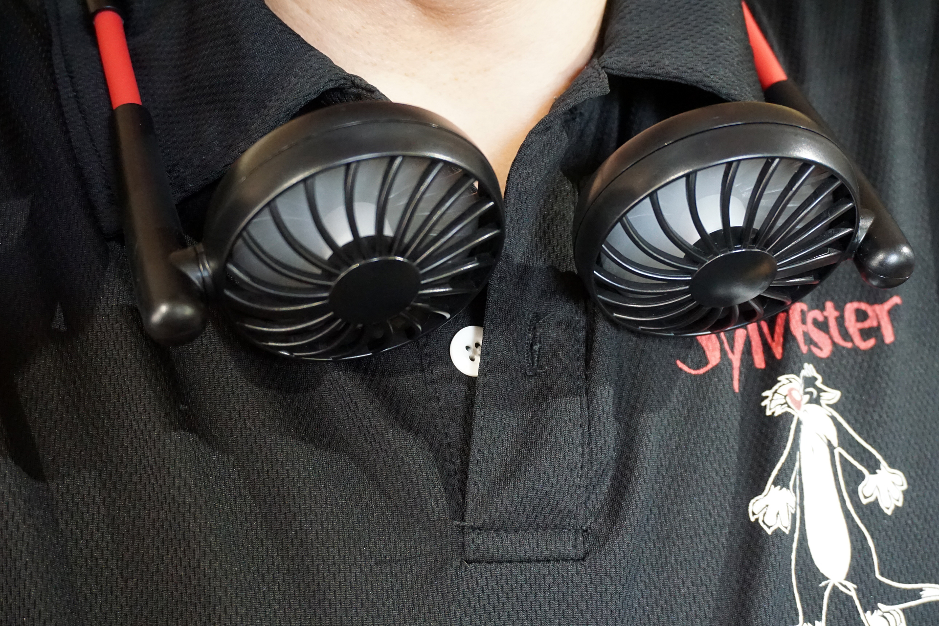 首に付けられるツインタイプのファン。USBによる充電式でこちらも強力だ