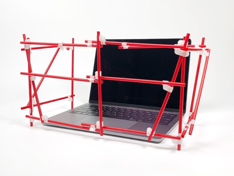 パソコンを囲って仕事をお休み